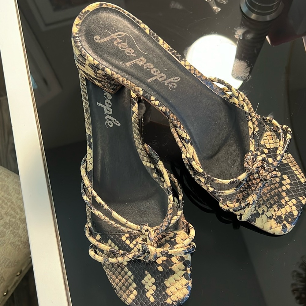 Ladies Free People Size 39 Snakeskin Sandals